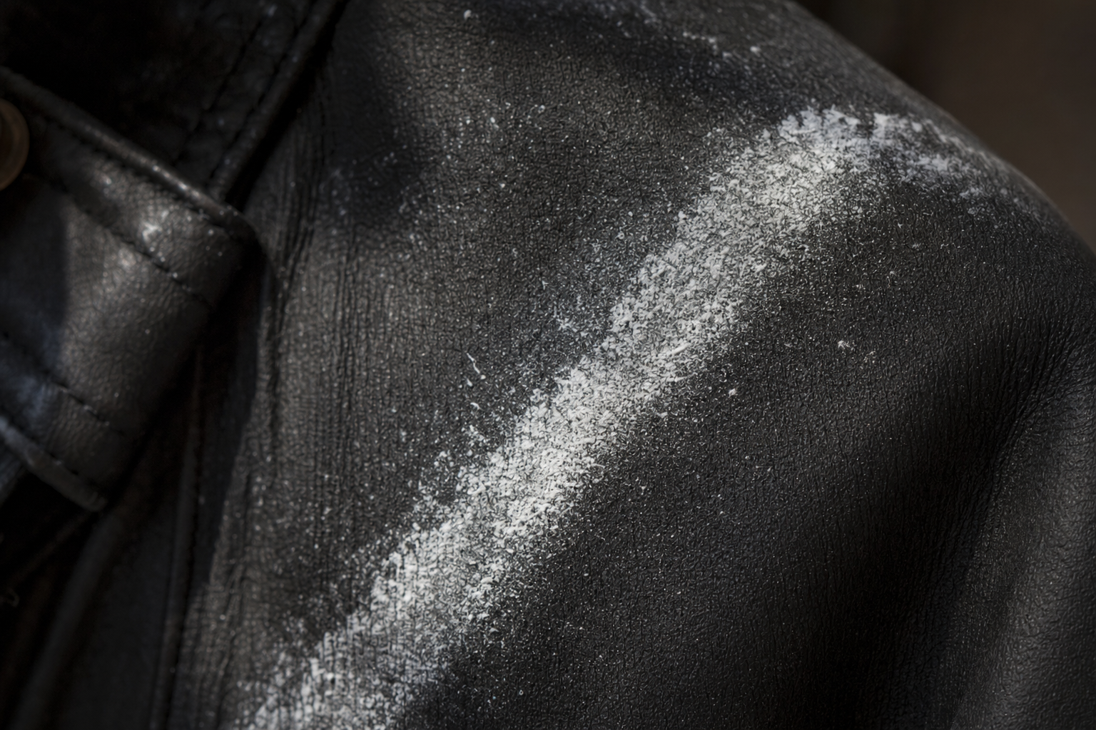 Résidu blanc sur veste en cuir après la neige