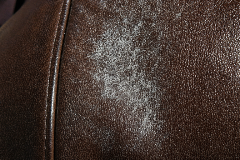 Depuis quand la neige laisse des résidus blancs sur les vestes en cuir ?